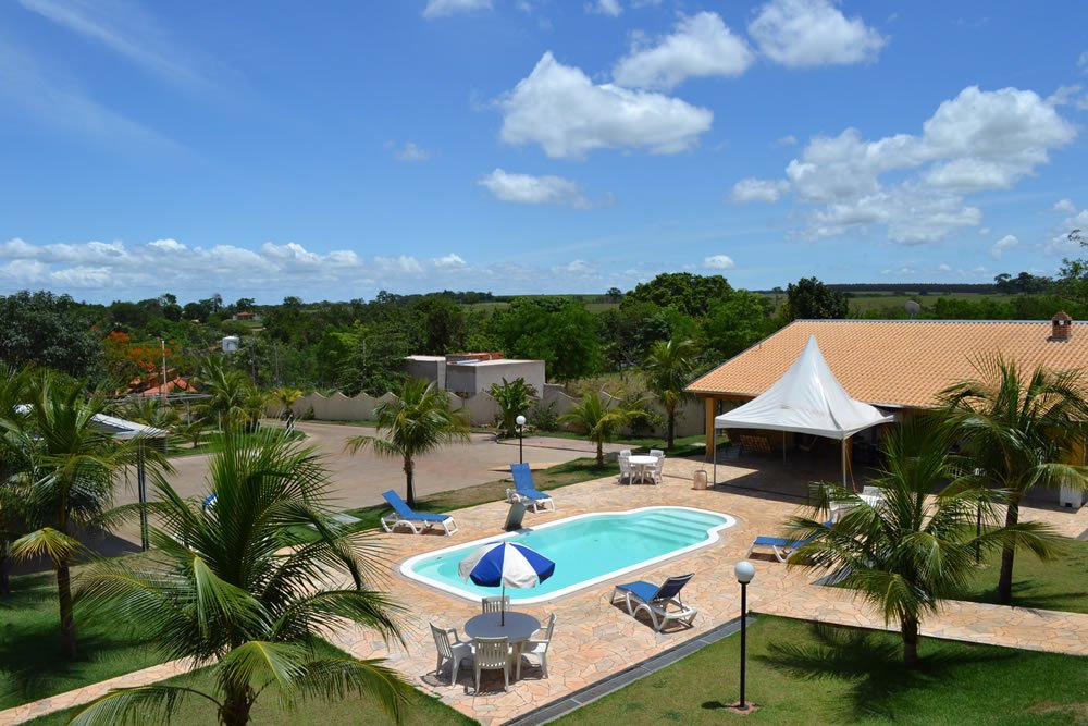 Vista aérea da Marina Pousada — piscina, quiosque e ampla área verde às margens do rio Paraná