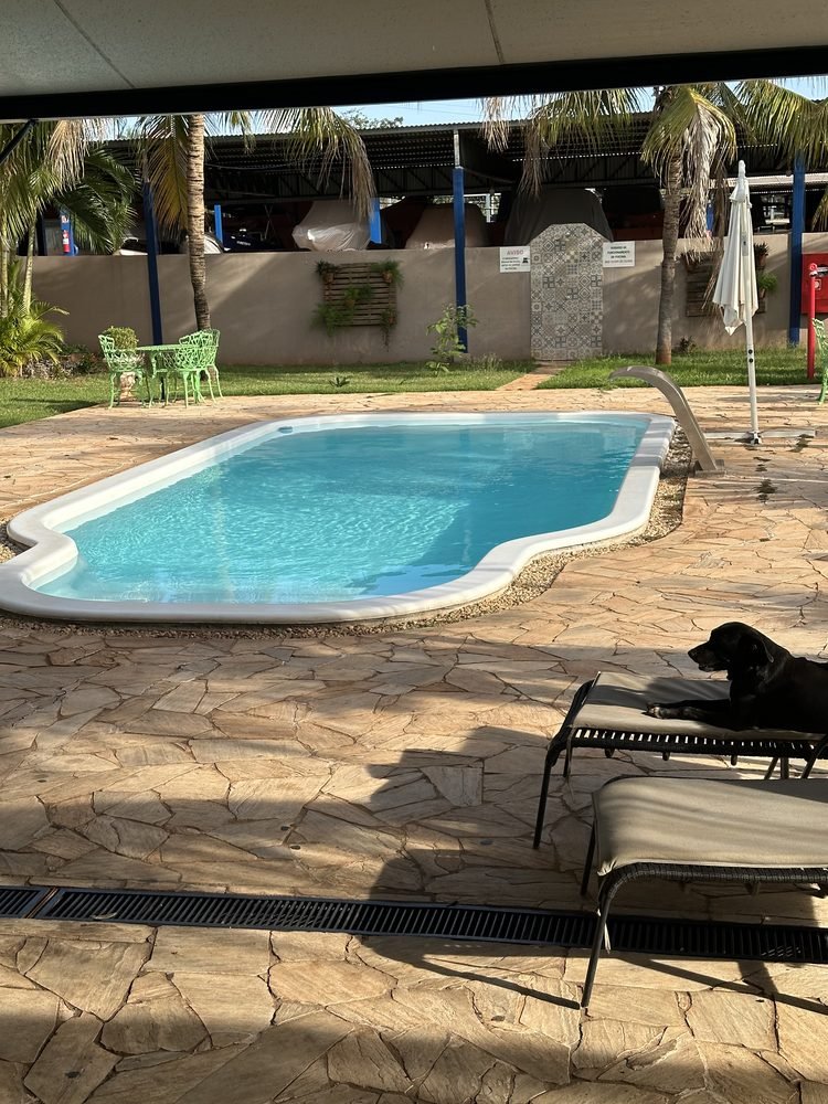 Piscina e jardim